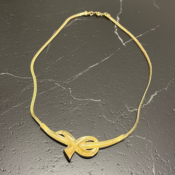 💛 VINTAGE CREAM & GOLD-TONE KNOT NECKLACE – 80s Style - Picture 8 of 9